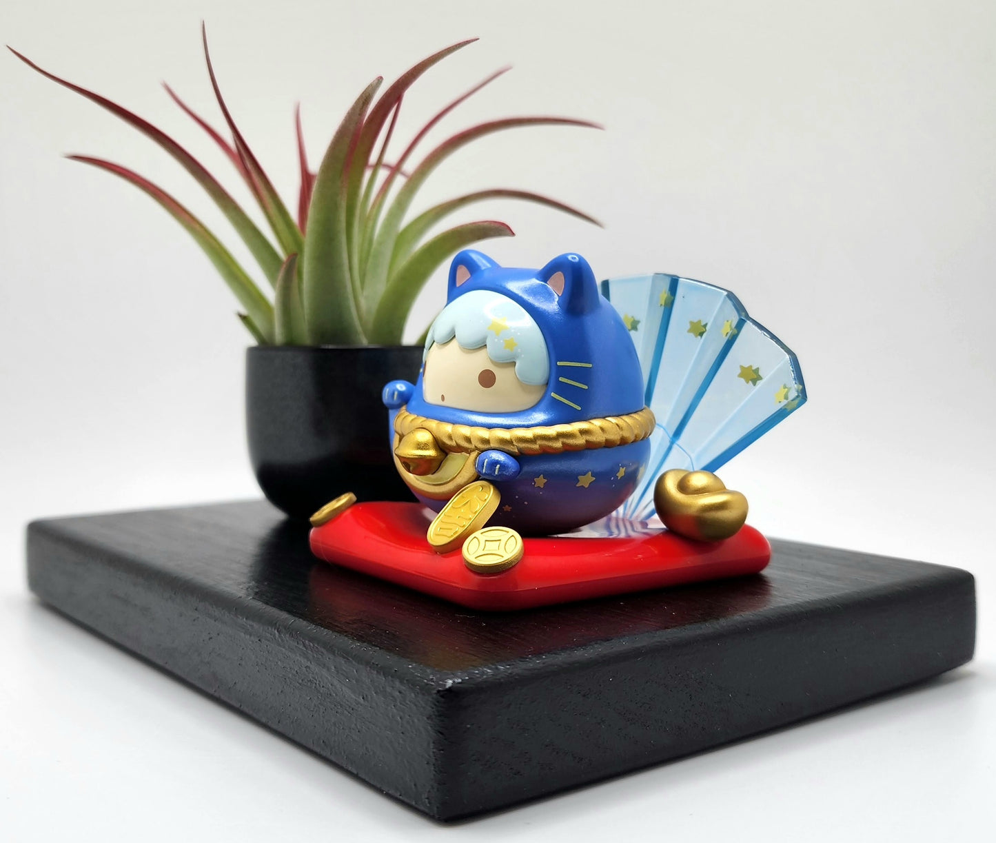 Sanrio LITTLE TWIN STARS KIKI Lucky Cat, Enhanced Brachycaulous Air Plant, and Display Base